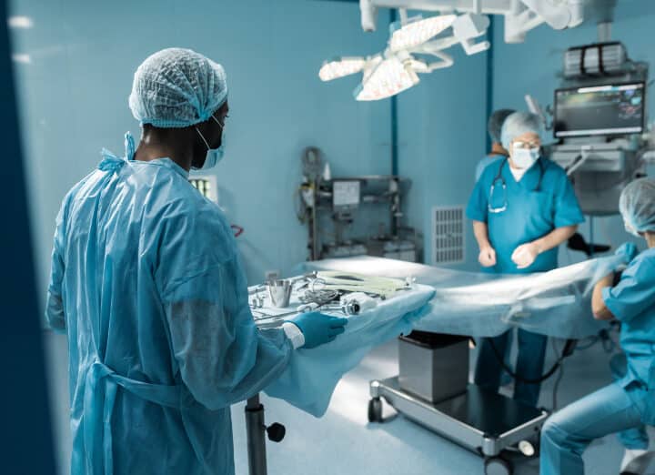 Como é feita a prevenção da hipotermia durante a cirurgia